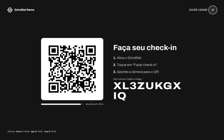 Tela da recepção em tela cheia: QR do dia, instruções Faça seu check-in em três passos e o código para digitar, que atualiza a cada minuto.